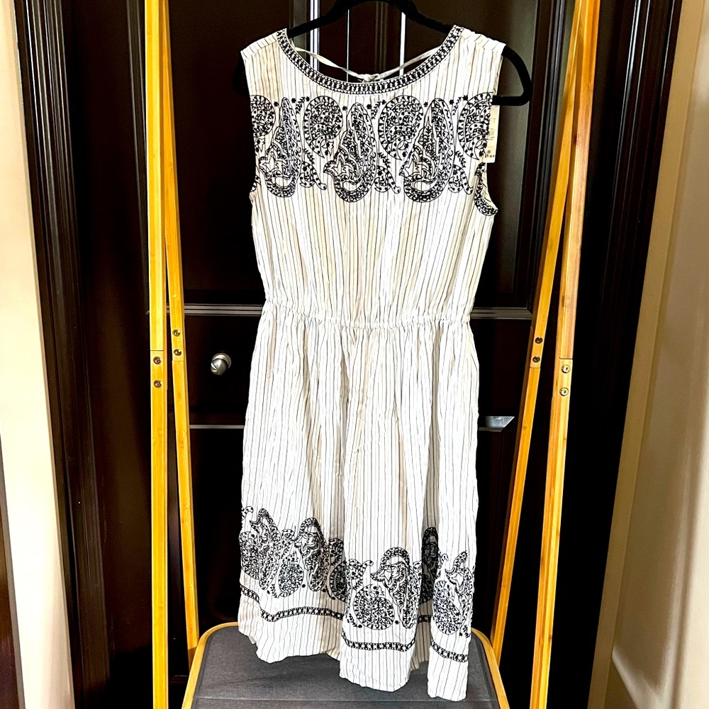 Dress with spring at the waist, V-cut back